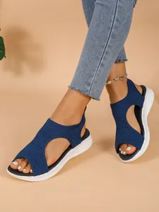 Blaue Strick-Mesh-Plateausandalen mit Peep-Toe-Design, von einem Modell getragen