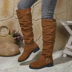 Modische braune Damen-Stiefel mit Schnallen im Falten-Look für einen lässigen Stil