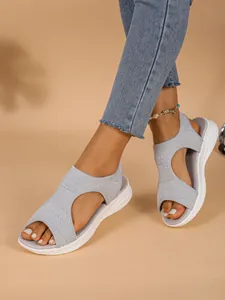 Detailansicht der grauen Mesh-Strick-Plateausandalen mit atmungsaktivem Zehenbereich