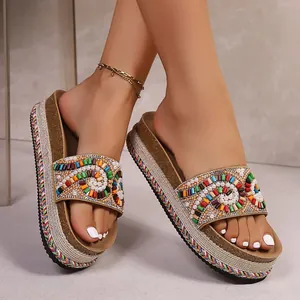Sandalias de plataforma bohemias con tiras en espiral de cuentas y perlas de colores