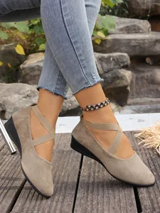 Comode scarpe con zeppa da donna in pelle scamosciata kaki con cinturini elastici.