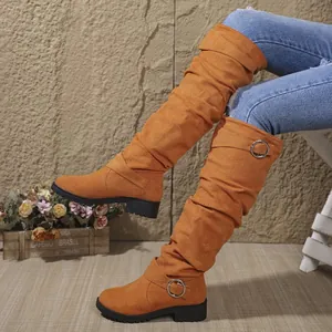 Detailansicht der braunen Wildleder-Damenstiefel mit Metallschnalle und robustem Blockabsatz.
