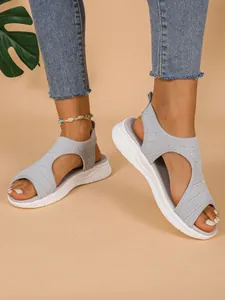 Graue atmungsaktive Damen-Plateau-Sandalen mit Peep-Toe und sportlichem Design am Modell