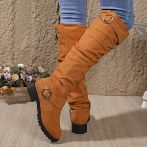 Stilvolle kamelfarbene Schaftstiefel mit dekorativen Metallschnallen und dicker Blocksohle