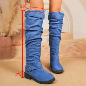 Detaillierte Größenmessungen für blaue Slouch-Stiefel mit Schnallenriemen und Blockabsatz