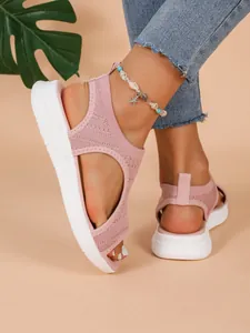 Nahaufnahme von pinken Fly-Knit-Sportsandalen für Damen mit dicker weißer Sohle