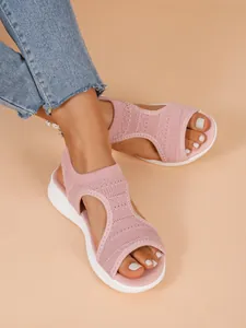 Nahaufnahme von rosa gewebten Plateausandalen für Damen mit offenem Zehendesign