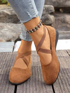 Scarpe scamosciate marroni da donna con cinturini elastici incrociati e zeppa bassa