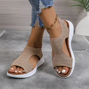 Detailansicht der beigen Strick-Plateausandalen für Damen mit Peeptoe-Design.