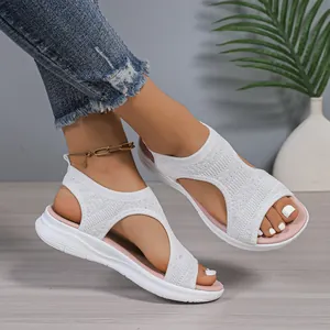 Detailansicht der atmungsaktiven weißen Damen Mesh Plateau-Sandalen mit offenem Zeh