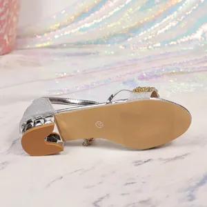 Detailansicht silberne Glitzer-Sandalen mit Blockabsatz, Strass und Sohle Größe 37