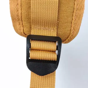 Close-up detail van de duurzame nylon riem en plastic gesp op een rugzak voor huisdieren.