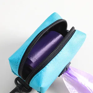 Dispenser portatile blu per sacchetti per escrementi di cane con rotolo di sacchetti viola