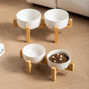 Cuencos cerámicos elevados con soporte de bambú y patrones de huellas en relieve