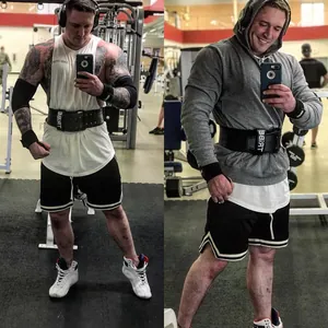 Dettaglio dei pantaloncini da basket in rete traspirante da uomo con due strisce