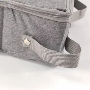 Dettaglio del manico e della cerniera della lettiera per gatti portatile di colore grigio.