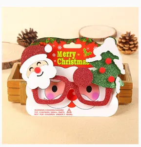 Vista detallada de gafas navideñas con purpurina y motivos de Papá Noel y de árbol