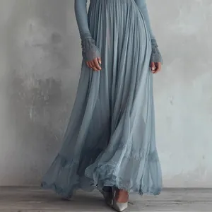 Detailansicht des böhmischen blauen Strick-Chiffon-Maxikleides mit elegantem Spitzenbesatz