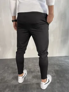 Vista posteriore dettagliata di pantaloni sportivi neri traspiranti da uomo con taglio aderente