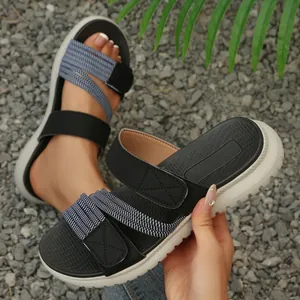 Vista detallada de las sandalias de cuña para mujer con unas correas de velcro