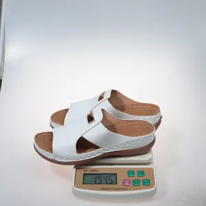 Sandales compensées blanches légères pesant 194,5 g sur une balance numérique détail