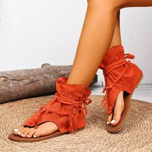 Sandalias planas bohemias naranjas con borlas envolventes y diseño de dedo elegante