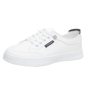 Sneaker bianche classiche retrò con lacci e design minimalista per l'uso quotidiano