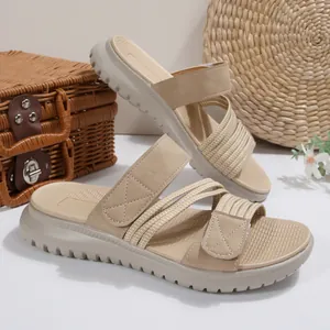 Sandalias de playa beige con plataforma, cierre adhesivo y suela con textura