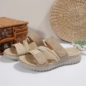 Vista detallada de sandalias playeras casuales para mujer con correas de velcro.
