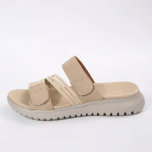 Vista detallada de las sandalias casuales para mujer en color caqui con tiras de velcro