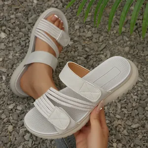 Detalle de sandalias casuales para mujer con velcro y suela cómoda en gris claro