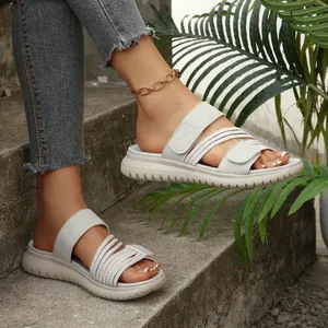 Sandalias de playa cómodas con velcro blanco para mujer con plataforma plana gruesa.