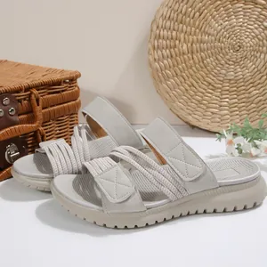 Vista lateral de sandalias de cuña grises para mujer con correas de velcro