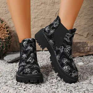 Botines Chelsea negros para mujer con estampado de mariposas blancas y suela de plataforma