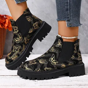 Botines Chelsea negros para mujer con estampado de mariposas doradas y suela de plataforma