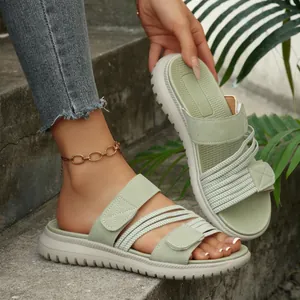 Vista detallada de sandalias planas verdes para mujer con velcro y cordones en escalones