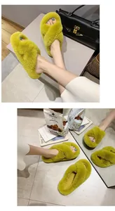 Pantoufles élégantes en fausse fourrure vert citron avec semelles épaisses.