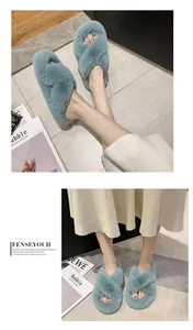 Vue détaillée de chaussons en fausse fourrure à bandes croisées pour femme
