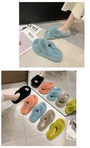 Gros plan de chaussons en peluche bleu clair au pied et d'un affichage multicolore