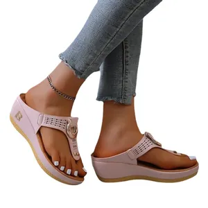 Elegantes sandalias de cuña rosas para mujer con decoración de emblema B metálico