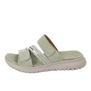 Sandalias casuales verde salvia para mujer con suela de plataforma y tira de velcro