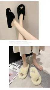 Vue détaillée de pantoufles en peluche à brides croisées en noir et beige avec fourrure douce.