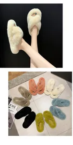 Détail de pantoufles douces et pelucheuses à brides croisées déclinées en plusieurs coloris