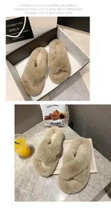 Vue lifestyle de chaussons en peluche kaki à brides croisées avec texture de fourrure