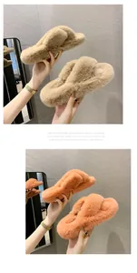 Détail de chaussons moelleux à semelle épaisse et brides croisées en kaki et orange