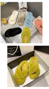 Vue rapprochée de pantoufles en fausse fourrure vert lime avec brides croisées