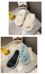 Vue détaillée de pantoufles en peluche à brides croisées en crème et en bleu clair