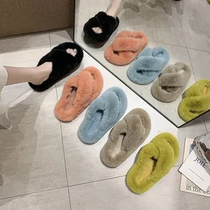 Pantoufles Pelucheuses pour Femmes Bandes Croisées Fausse Fourrure Bout Ouvert Plateforme Slides Mode Maison Chaudes