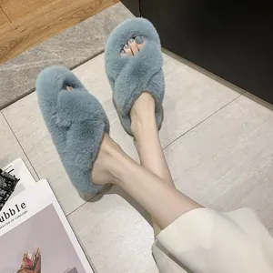 Pantoufles en fausse fourrure à brides croisées et semelle plateforme pour femmes
