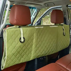 Vue détaillée de la housse de siège auto matelassée et imperméable pour animaux